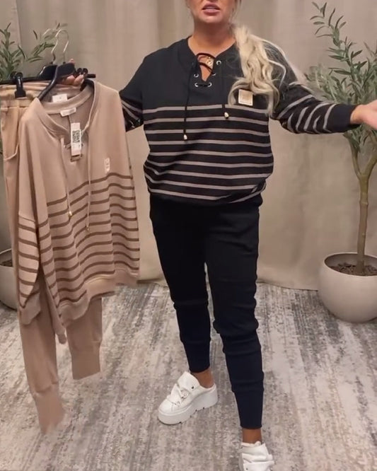 Uformelt stripete ankelsportssett i to deler