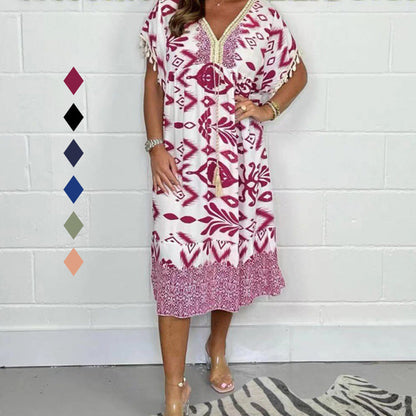 Trykt fritidskjole med V-utringning og frynser på de korte ermene