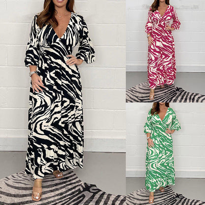 V-hals sebrastripet kjole med 3/4 ermer og midje