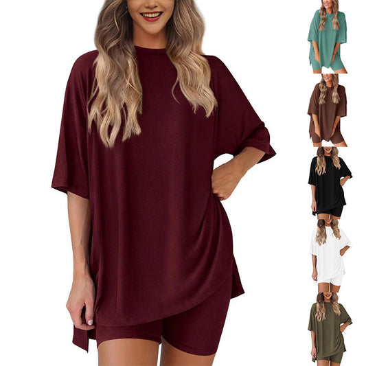 Løst, ensfarget, uformelt todelt sett med korte ermer og shorts