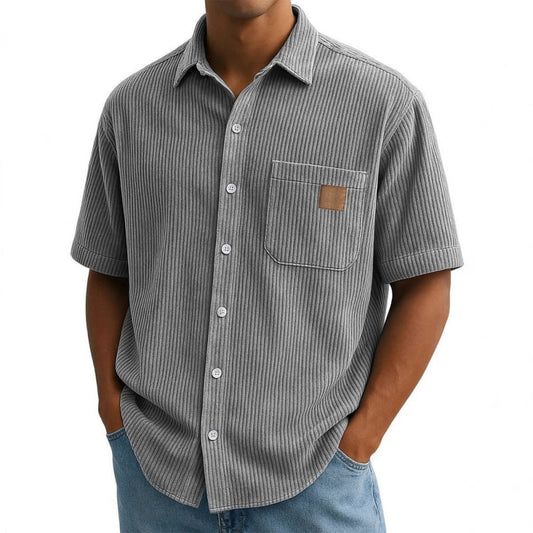 Kortærmet skjorte med knappestolpe og vintage revers for menn