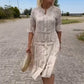 Dameklänning med blonder och knappar