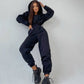 Komfortabel ensfarget jumpsuit med hette for kvinner