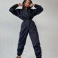 Komfortabel ensfarget jumpsuit med hette for kvinner