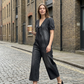 Stilig, løs-sittende denim-jumpsuit med korte ermer og V-hals